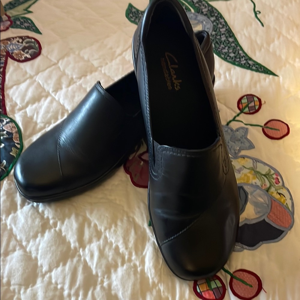 Clarks Women's Black Shoes Size 8 1/2M Slip On Style